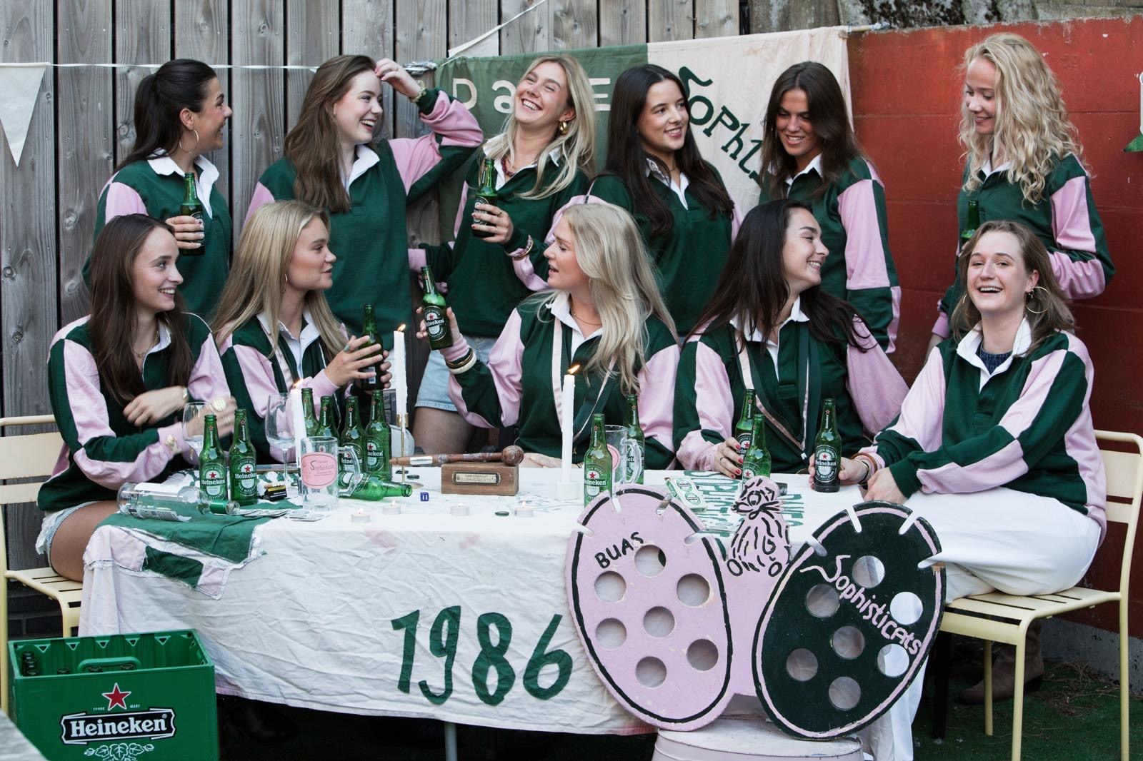 Dames Sophisticats samen in hun groen-roze verenigingskleding